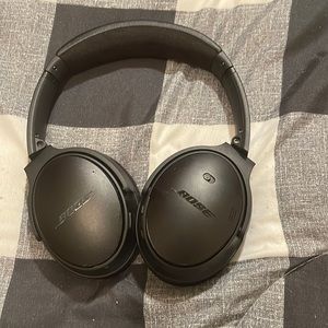 This is a Bose head set it’s black it’s in newly condition only use a few times.